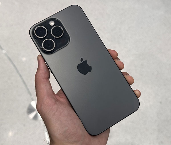 iPhone 15 Pro Max màu Titan Đen là màu nguyên bản phù hợp với nhiều phong cách thời trang